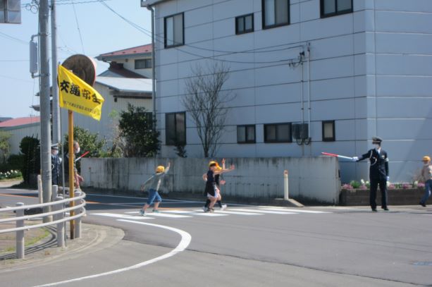 低学年：横断歩道での横断