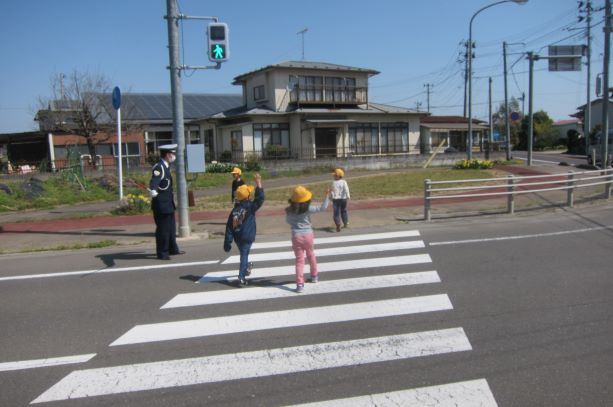 低学年：横断歩道での横断