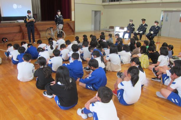 交通安全教室:中学年(講話)