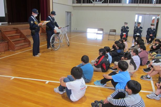 交通安全教室：自転車点検実演