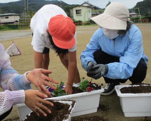 人権の花植え