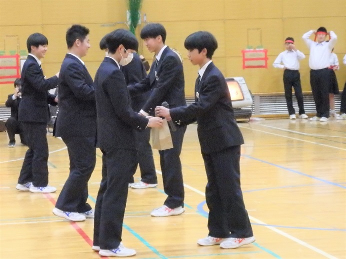 ４