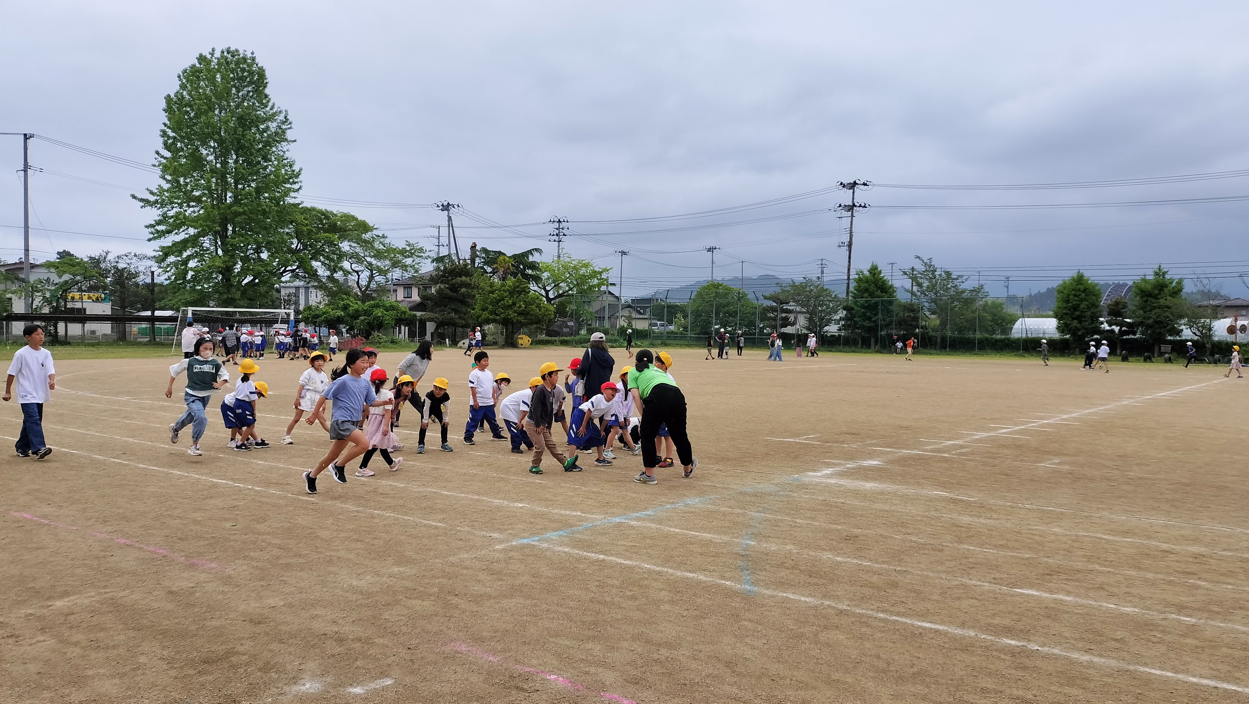 全校で校庭を走りました。１年生もしっかり体操をしています。