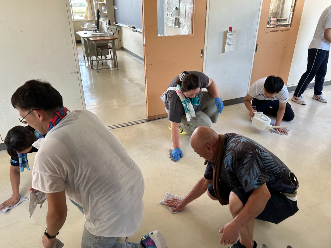 校舎内ワックスがけ②