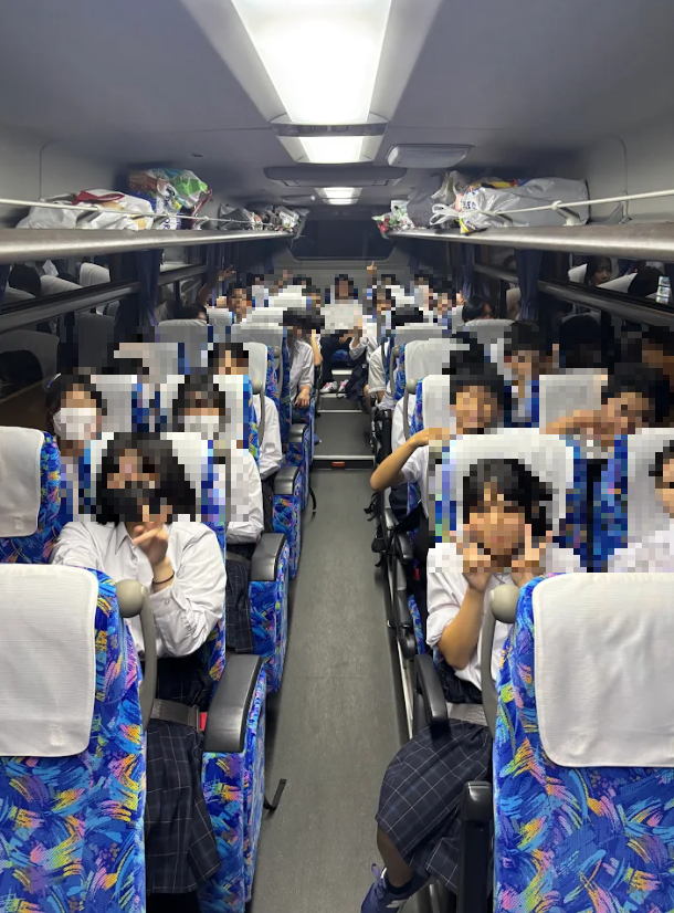 バス車内（１組）