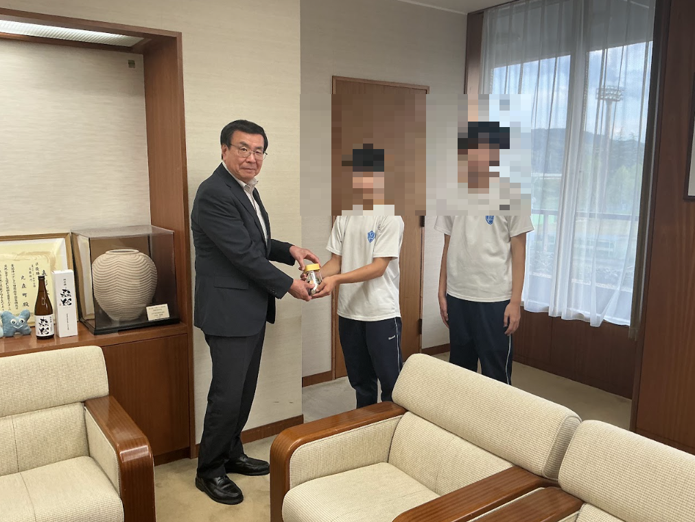 募金手渡し